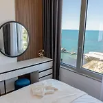 Maria's Seafront By Selectstay Apartment *